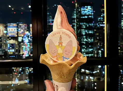 東京の夜景を背景に掲げられた、東京タワーデザインのコースター付きプレミアムソフトクリーム
