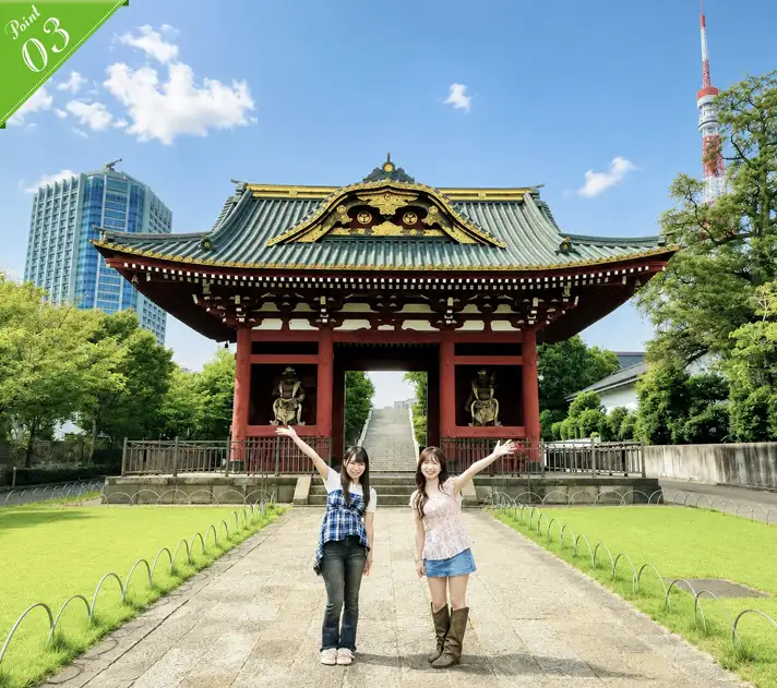 朱塗りの「惣門」の前で両手を広げて喜ぶ2人の女性と、奥に見える東京タワー